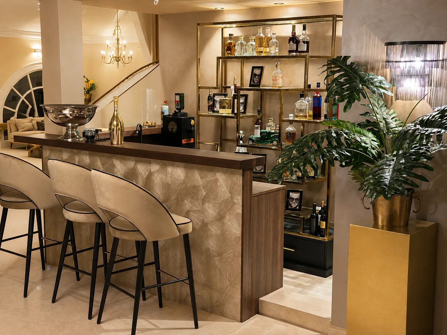 Exklusiver Barbereich mit goldenen Details