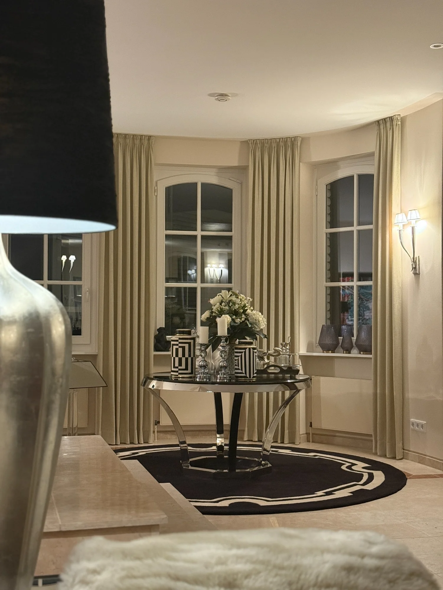 Essbereich mit eleganter Konsole und gerahmter Kunst